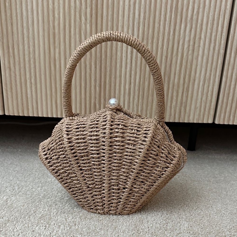 Shell Shaped Wicker Tan Woven Handbag - Brand New